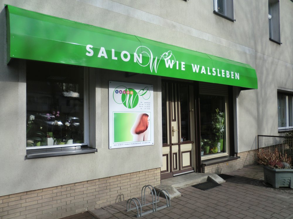 Heutiger Eingang von Salon W wie Walsleben mit grüner Markise und Logo