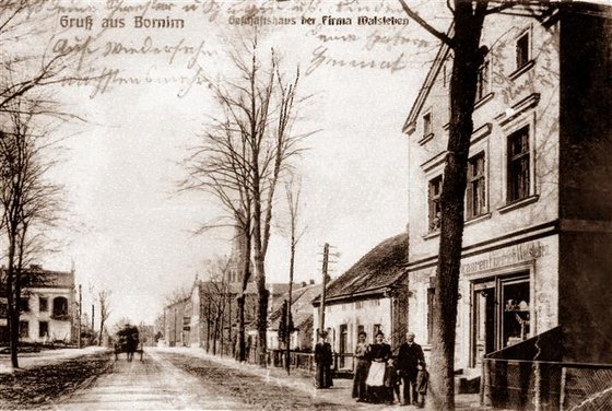 Historische Postkarte der Dorfstraße in Bornim mit dem Geschäftshaus der Familie Walsleben