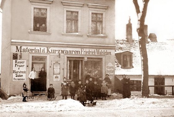 Winteraufnahme des Ladens mit den Schildern der Kurzwarenhandlung Friedrich Walslebens und des Frisiersalons Fritz Walslebens