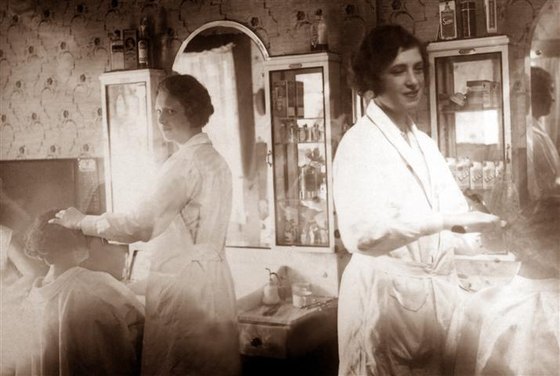 Blick in den Salon, zwei Friseurinnen in weißen Kitteln bei der Arbeit