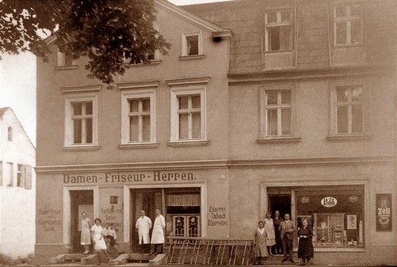 Gebäude des vergrößerten Damen- und Herrensalons mit dem Schriftzug Damen Friseur Herren