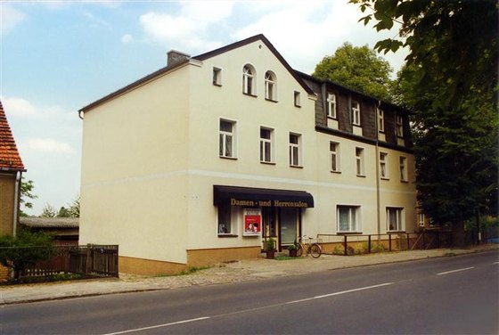 Farbaufnahme des Damen- und Herrensalons Walsleben im Sommer